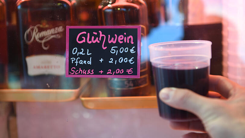 Glühwein wird auf dem Oktoberfest für fünf Euro angeboten. Glühwein wird auf dem Oktoberfest für fünf Euro angeboten.