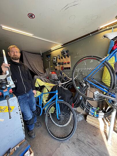 Alles im Lkw dabei: Schraubschlüssel, Fahrradmäntel, Lappen. Alles im Lkw dabei: Schraubschlüssel, Fahrradmäntel, Lappen.