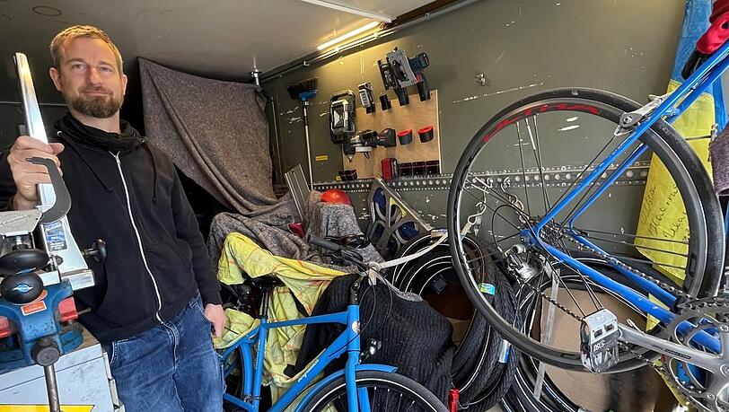 Alles im Lkw dabei: Schraubschlüssel, Fahrradmäntel, Lappen. Alles im Lkw dabei: Schraubschlüssel, Fahrradmäntel, Lappen.