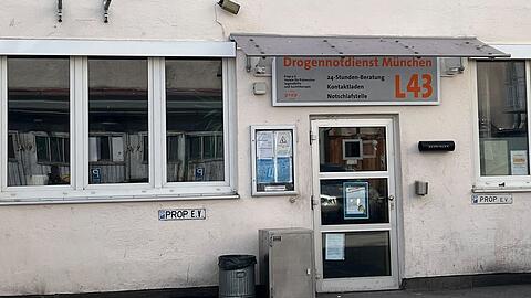 Der Drogennotdienst, betrieben vom Verein Prop e.V., droht einen Teil seiner Finanzierung zu verlieren, weil der Freistaat die Mittel kürzen will. Die Linke im Stadtrat möchte das Angebot unbedingt aufrecht erhalten.