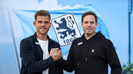 Neuzugang Florian Niederlechner (l.) und Sportchef Dr. Christian Werner.