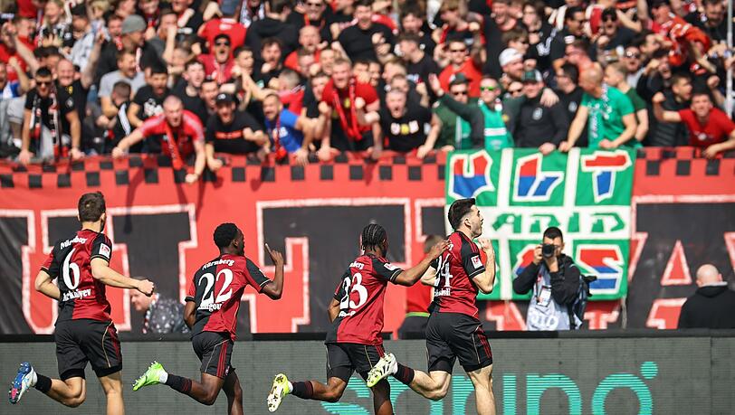 N&uuml;rnberg jubelt nach dem F&uuml;hrungstreffer durch Luka Lotschoshwili,