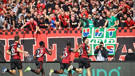 N&uuml;rnberg jubelt nach dem F&uuml;hrungstreffer durch Luka Lotschoshwili,