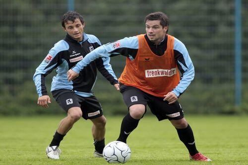 Alexander Ludwig (re.), hier im Duell mit Charilaos Pappas kam in roten Tretern zum ersten Training.