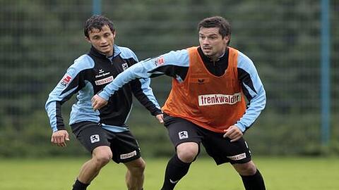 Alexander Ludwig (re.), hier im Duell mit Charilaos Pappas kam in roten Tretern zum ersten Training.