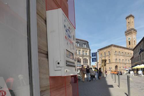 Der AZ-Fotograf hat den &bdquo;Luftraum&ldquo; rot markiert, den Automaten über dem Gehsteig beanspruchen &ndash; in Fürth will man dafür jetzt eine Luftsteuer kassieren.