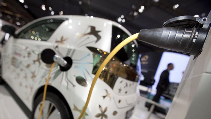 Ein Stromkabel führt direkt zu einem Toyota-Elektrofahrzeug. Öko-Autos stehen im Mittelpunkt der IAA in Frankfurt. Ein Stromkabel führt direkt zu einem Toyota-Elektrofahrzeug. Öko-Autos stehen im Mittelpunkt der IAA in Frankfurt.