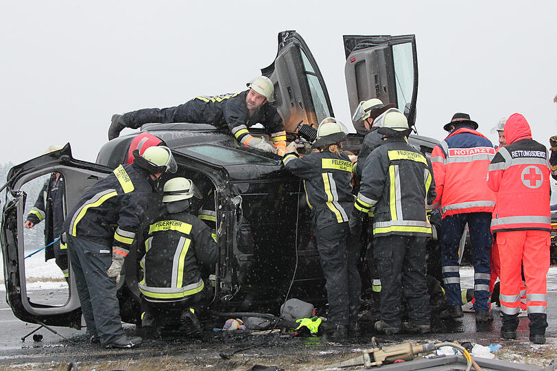 Die Bilder von dem Unfall auf der B12 bei Putzbrunn.