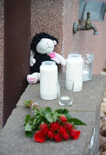 Tragödie in einer Wohnung in Aschaffenburg: Zwei tote Mädchen wurden in einem Wohnhaus gefunden. Die Polizei geht von einem Tötungsdelikt aus. Freunde und Angehörige stellen Kerzen am Fundort auf.