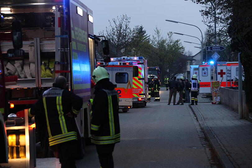 Heftiger Motorrad-Unfall bei Burgkirchen: Zwei Personen wurden schwer verletzt.