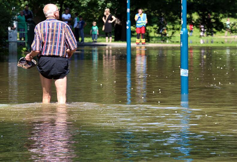So hoch stand das Wasser der Elbe in Magdeburg noch nie &ndash; und es soll noch weiter steigen. Die Rettungskräfte verteidigen die Deiche auf einer Länge von 20 Kilometern. Wie lange das noch glückt, ist unklar. Die Bilder aus dem überfluteten Magdeburg.