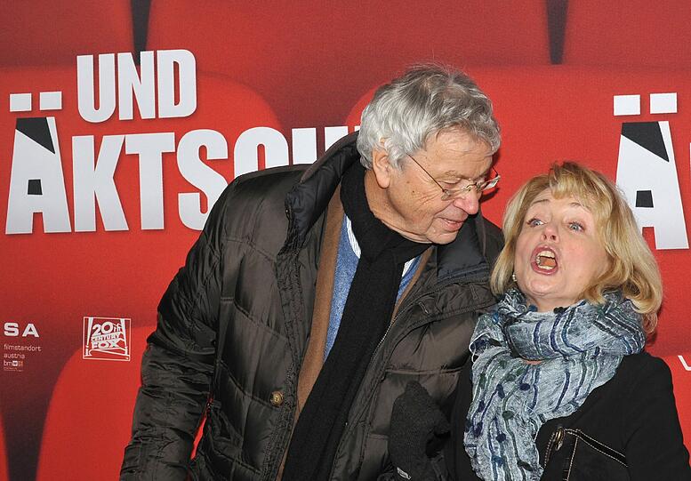 Die Schauspieler Gerhard Polt (l) und Gisela Schneeberger (r) bei der Premiere ihres Films "Und Äktschn!" am 30. Januar 2014 im City Kino in München. Die Komödie um den Konkurrenzkampf zweier Amateurfilmer kommt ab 6. Februar 2014 in die Kinos.
