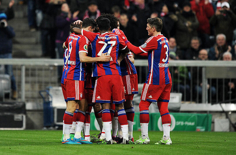 Die Spieler des FC Bayern feiern den Treffer von Mario Götze zum 2:0.