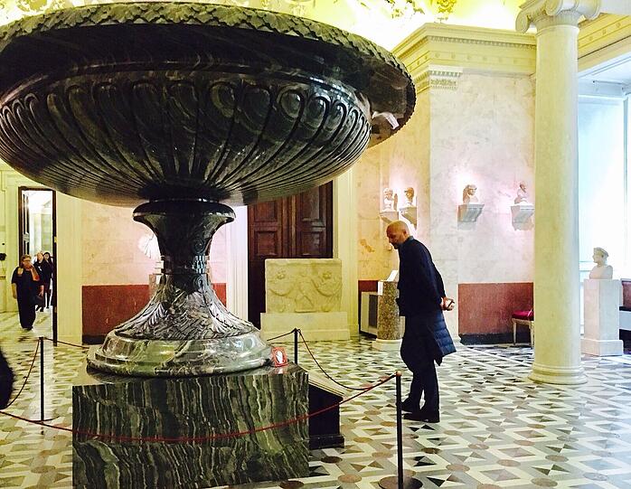 Die Basketballer des FC Bayern bei ihrem Ausflug in die berühmte Eremitage von St. Petersburg, eines der größten und bedeutendsten Kunstmuseen der Welt.