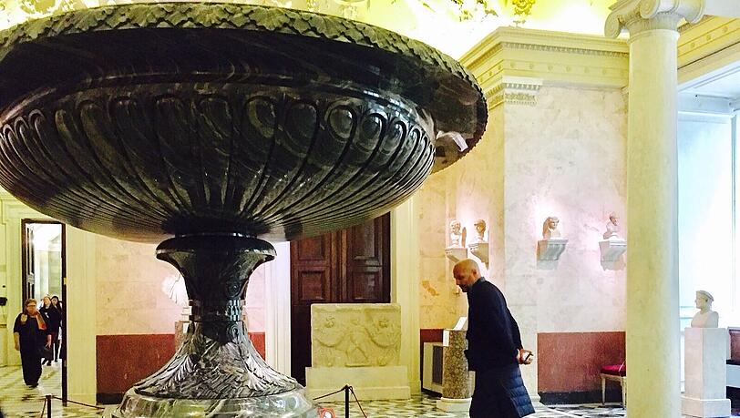 Die Basketballer des FC Bayern bei ihrem Ausflug in die berühmte Eremitage von St. Petersburg, eines der größten und bedeutendsten Kunstmuseen der Welt. Die Basketballer des FC Bayern bei ihrem Ausflug in die berühmte Eremitage von St. Petersburg, eines der größten und bedeutendsten Kunstmuseen der Welt.