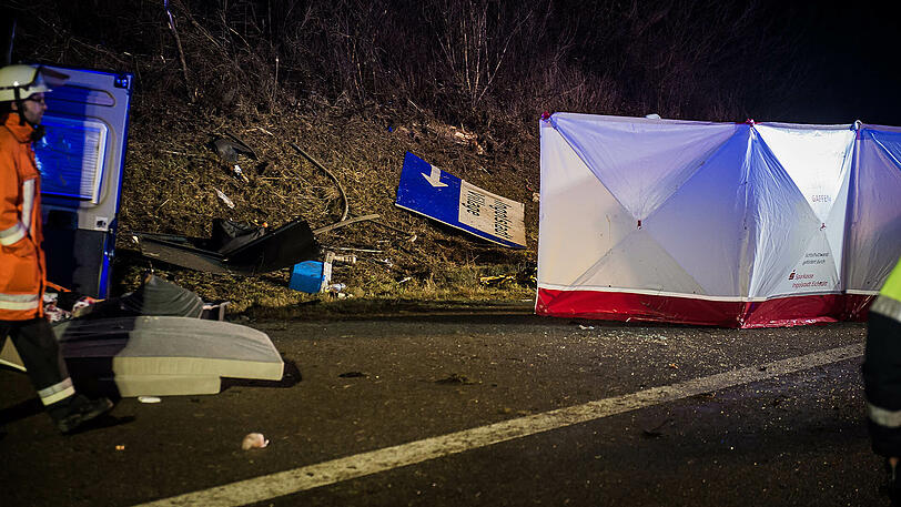 Der Fahrer des Kleintransporters wurde aus seinem Fahrzeug geschleudert und verstarb noch vor Ort. Die Bilder von der A9.