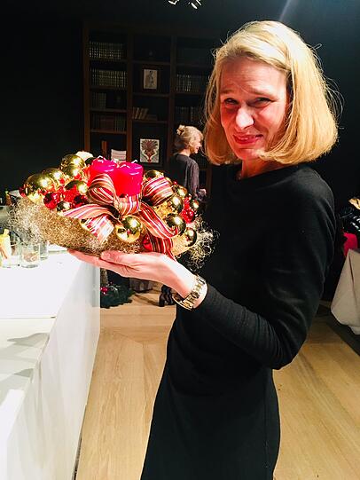 Goldig: Aigner-Vorstand Sibylle Schön zeigt ihren Pracht-Kranz.