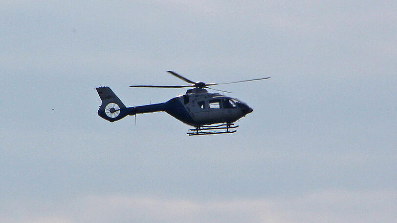 Ein Polizeihubschrauber sucht nach dem vermissten Bergsteiger.