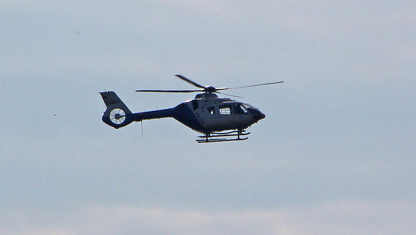 Ein Polizeihubschrauber sucht nach dem vermissten Bergsteiger. Ein Polizeihubschrauber sucht nach dem vermissten Bergsteiger.