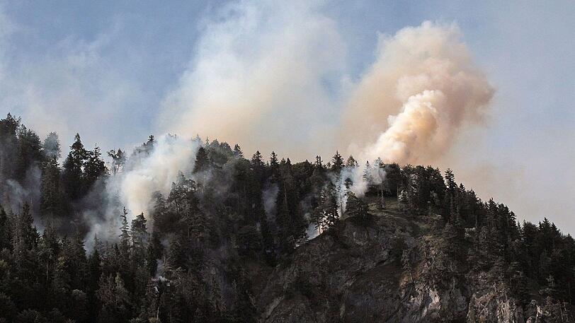 Seit Donnerstag brennt der Wald bei Oberaudorf - Hunderte Einsatzkräfte bekämpften auch am Samstag noch Glutnester. Die Bilder vom Einsatz.