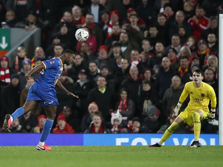 Ro-Shaun Williams von Shrewsbury Town macht das spielentscheidende Eigentor.