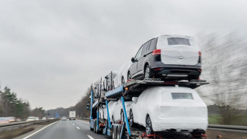 Ein Autotransporter mit Neuwagen fährt über eine Bundesstraße. Ein Autotransporter mit Neuwagen fährt über eine Bundesstraße.