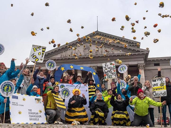 Aktivisten werben um Erstunterzeichnung auf der Liste der Europäischen Bürgerinitiative "Bienen und Bauern retten". Foto: Peter Kneffel/dpa