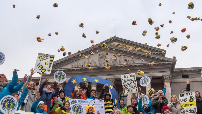 Aktivisten werben um Erstunterzeichnung auf der Liste der Europäischen Bürgerinitiative "Bienen und Bauern retten". Foto: Peter Kneffel/dpa Aktivisten werben um Erstunterzeichnung auf der Liste der Europäischen Bürgerinitiative "Bienen und Bauern retten". Foto: Peter Kneffel/dpa