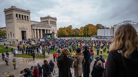 Bei der Kundgebung "Aufstehen für die Kultur" erinnern Künstler an die schwierigen Lebenssituationen, die aus der Coronakrise für viele Kulturschaffende entstanden sind.