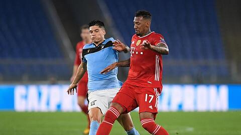 Lazios Joaquín Correa und Münchens Jérôme Boateng (l-r.) im Duell um den Ball.