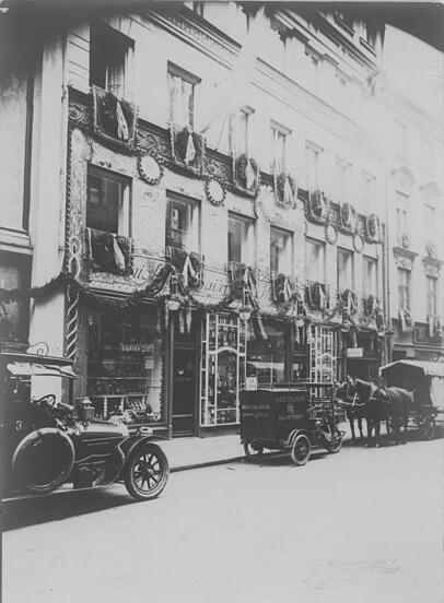 Das festlich geschmückte Dallmayr-Haus im Jahr 1919. Das festlich geschmückte Dallmayr-Haus im Jahr 1919.