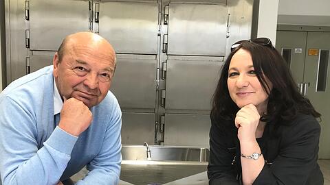 Der ehemalige Münchner Mordermittler Josef Wilfling und Festival-Veranstalterin Sabine Thomas in der Pathologie.