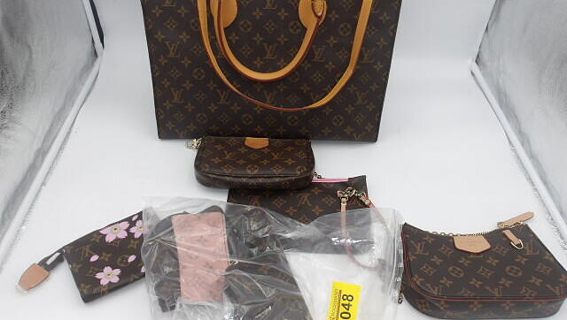 Taschen mit Louis-Vuitton-Aufdruck sind auch dabei: Ob sie echt sind?