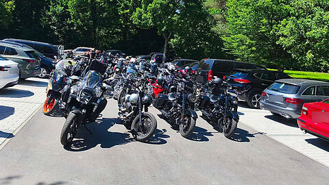 80 Biker und Bikerinnen nahmen an der Beerdigung von Alara in Leutkirch teil. 80 Biker und Bikerinnen nahmen an der Beerdigung von Alara in Leutkirch teil.