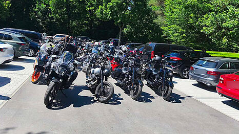 80 Biker und Bikerinnen nahmen an der Beerdigung von Alara in Leutkirch teil.