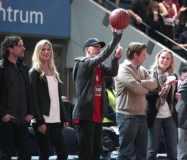 Gut gelaunt: Bastian Schweinsteiger mit seiner Sarah beim Basketball