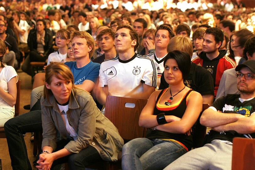 Public Viewing am Nockherberg und in dwer Kultfabrik, Basti Schweinsteiger hängt im Foto quer über die Reichenbachssraße, die Bilder vom Fußball-Wahnsinn aus München.