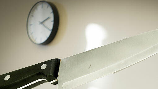 Mit einem Küchenmesser erstochen: Wegen niedriger Beweggründe geht die Anklage von Mord aus. Mit einem Küchenmesser erstochen: Wegen niedriger Beweggründe geht die Anklage von Mord aus.