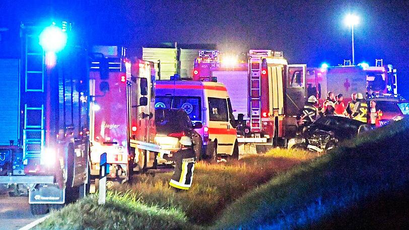 Beide Fahrzeuge wurden vollkommen zerstört, eine Frau starb, vier weitere Personen wurden teils schwer verletzt. Die Bilder vom Unfallort.