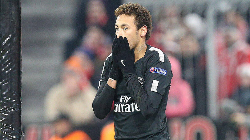 Neymar wurde von einigen Bayern-Fans mit Papiergeld beworfen.