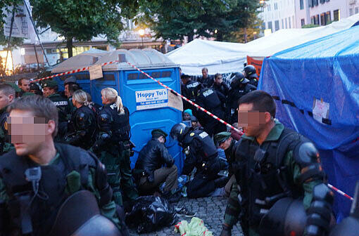 Polizei auf dem Hungerstreik-Gelände am Rindermarkt.