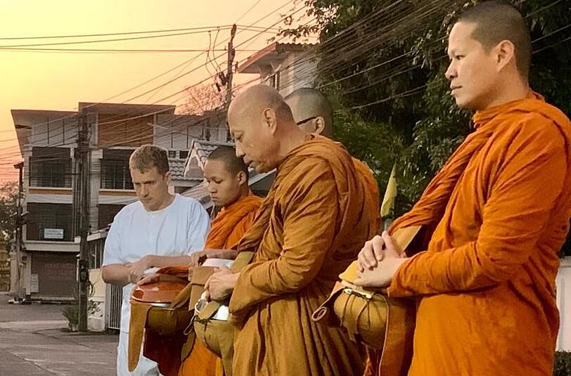 Oliver Pocher beim Rundgang mit buddhistischen Mönchen.