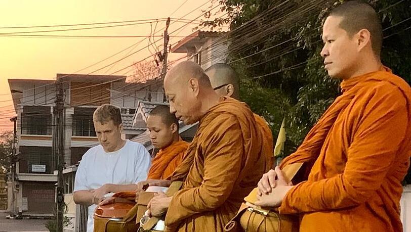 Oliver Pocher beim Rundgang mit buddhistischen Mönchen. Oliver Pocher beim Rundgang mit buddhistischen Mönchen.