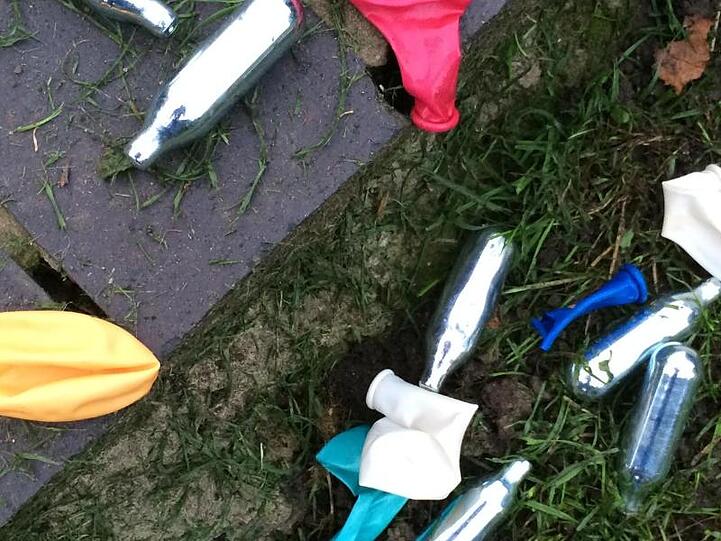 Lachgas wird aus Kapseln für Sahnespender oder aus Luftballons inhaliert. Der Konsum führt zu einem kurzen Rausch.