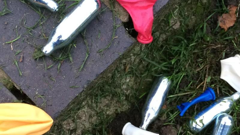 Lachgas wird aus Kapseln für Sahnespender oder aus Luftballons inhaliert. Der Konsum führt zu einem kurzen Rausch. Lachgas wird aus Kapseln für Sahnespender oder aus Luftballons inhaliert. Der Konsum führt zu einem kurzen Rausch.