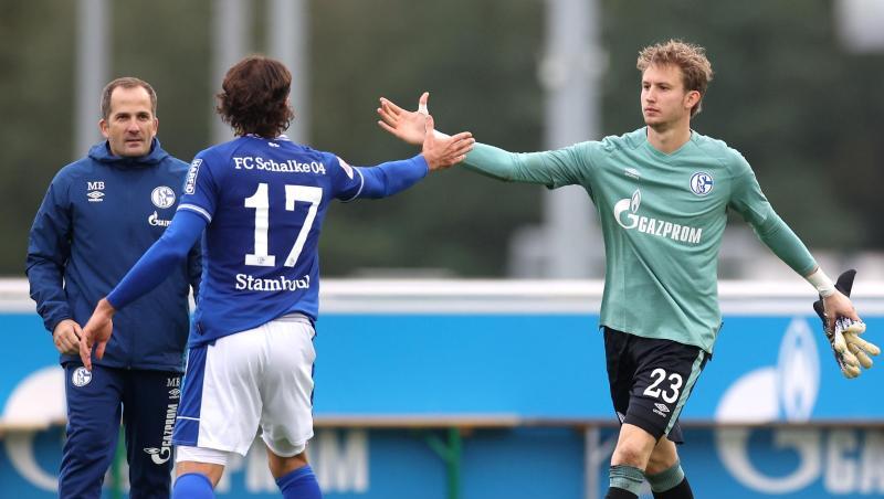 Der FC Schalke 04 um Torwart Frederik Rönnow, Benjamin Stambouli und Trainer Manuel Baum (r-l) möchte endlich drei Punkte.
