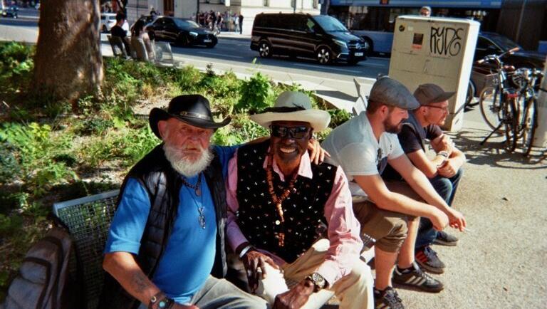 Für diese Szene am Sendlinger-Tor-Platz hat sich der Obdachlose und Kalenderfotograf Mbay Nyuedji (2.v.l.) selbst mit aufs Bild begeben. Es soll zeigen, wie er "den Moment und die Freundschaft" genießt. Für diese Szene am Sendlinger-Tor-Platz hat sich der Obdachlose und Kalenderfotograf Mbay Nyuedji (2.v.l.) selbst mit aufs Bild begeben. Es soll zeigen, wie er "den Moment und die Freundschaft" genießt.