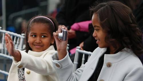 Präsidenten-Nachwuchs: Obamas Töchter Malia (r.) und Sasha bei der Vereidigungs-Zeremonie. Präsidenten-Nachwuchs: Obamas Töchter Malia (r.) und Sasha bei der Vereidigungs-Zeremonie.
