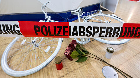 Ein „Ghostbike“ in einer Ausstellung im Verkehrszentrum des Deutschen Museums zu sehen. Die weißlackierten Fahrräder stehen an Stellen, an denen Radler tödlich verunglückt sind.