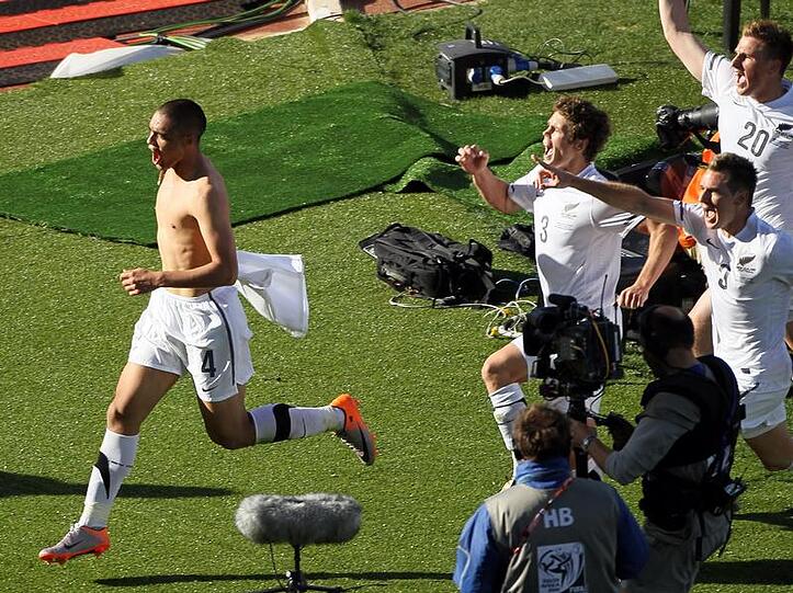 Neuseelands Winston Reid (l) ist nach seinem Tor nicht mehr zu halten.